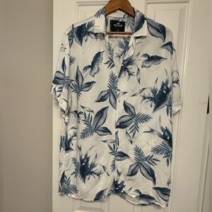 **Hollister Men’s Blue Floral Button-Up Shirt – Size XL**